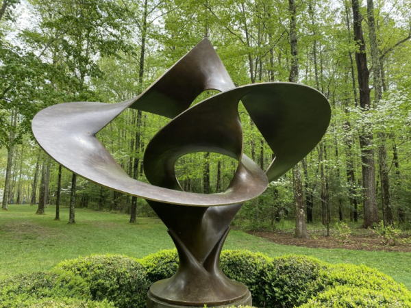 Taman dengan Patung Abstrak